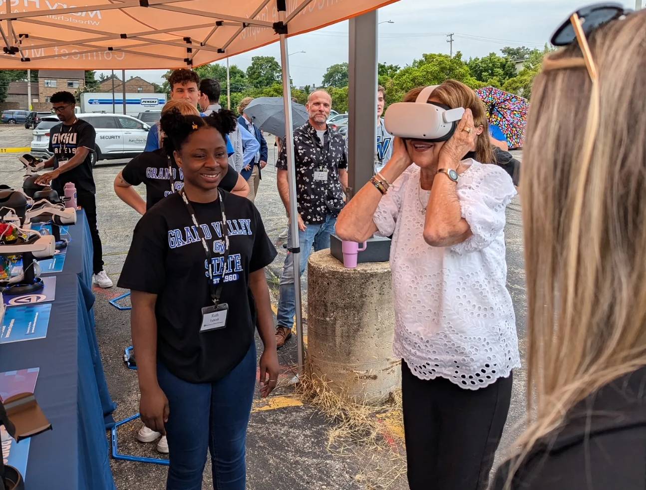 Joan Secchia experiences VR demonstration